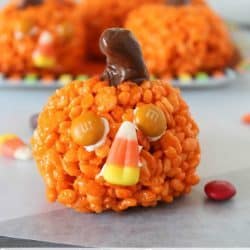 Pumpkin Krispies Treats - easy rice krispie treats that look just like pumpkins! Perfect treat for kids for halloween, thanksgiving or fall in general!