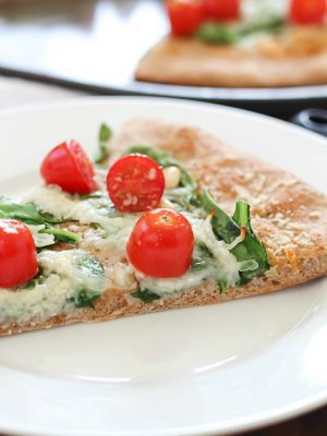 Roasted Garlic, Spinach & Tomato Whole Wheat Pizza - satisfyingly healthy, vegetarian meal the whole family will love!