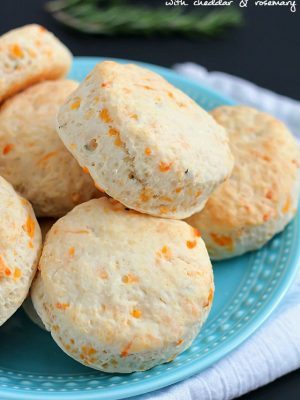 Easy Homemade Biscuits with Cheddar & Rosemary - the best side dish on the dinner table!