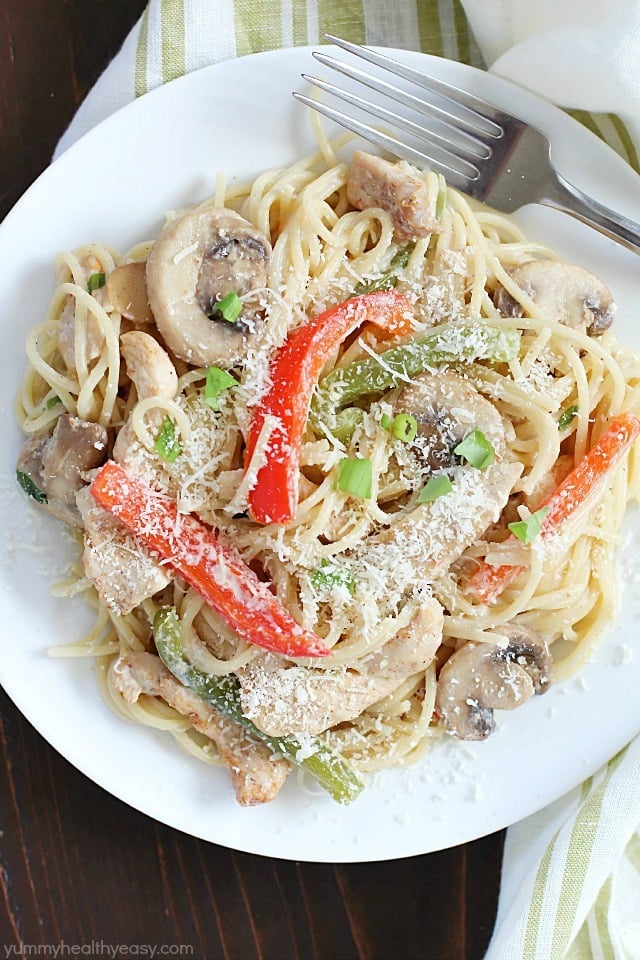 Cajun Chicken Pasta with mushrooms, bell peppers and chicken in a creamy sauce over pasta noodles. Flavorful, creamy and totally comforting. Perfect fall dinner! #FosterFarmsFresh AD