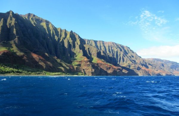 View of the Napoli Coast of Kauai from the deck of a catamaran! (The Ultimate Kauai Travel Guide - What to do in Kauai) AD
